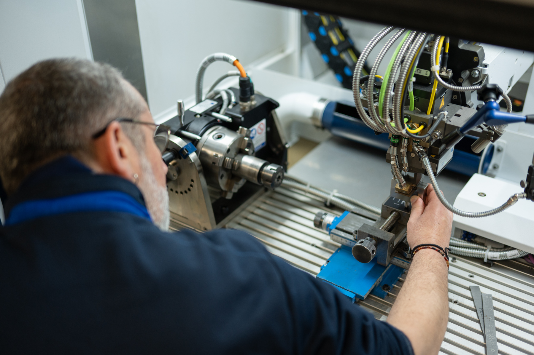 Régleur CN règle sa machine